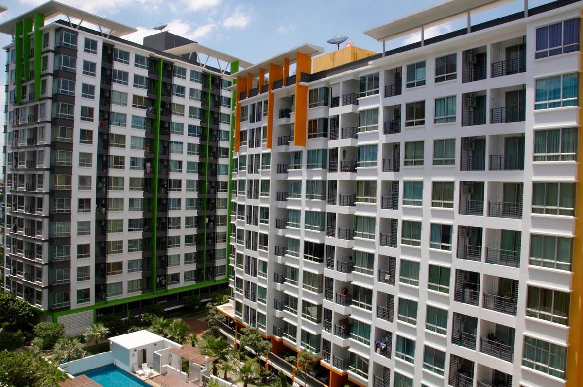 @City Condo twin towers, Sukhumvit Soi 101/1 — the work stands as the portrait