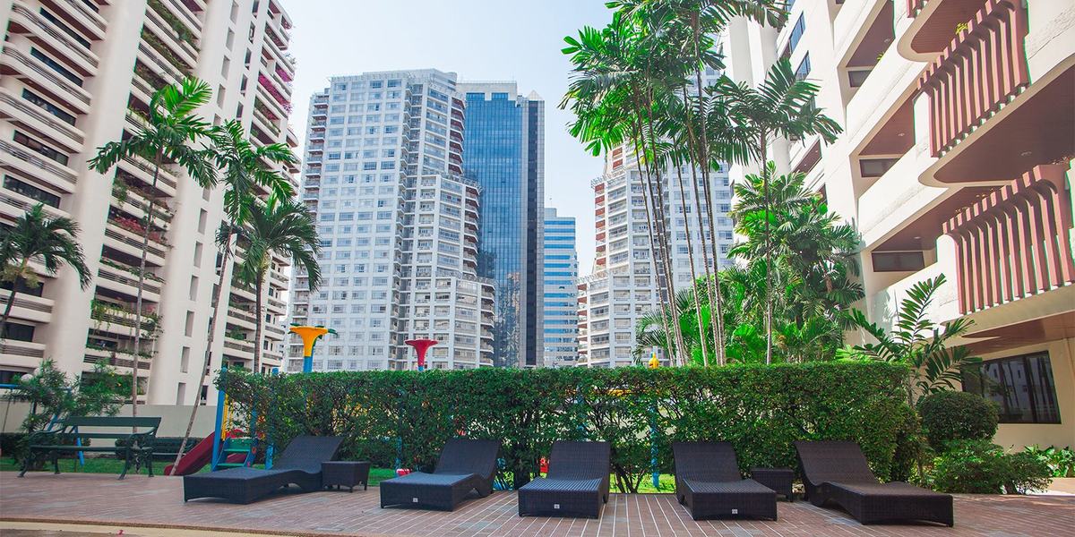 Hawaii Tower — the pool deck between the towers, Asoke skyline behind