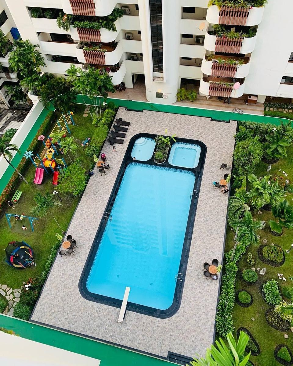 Hawaii Tower — pool and gardens, Sukhumvit 23