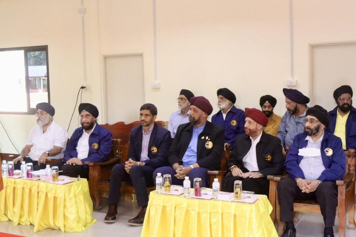Presenting the handover certificate — Thai-Sikh patronage building no. 42