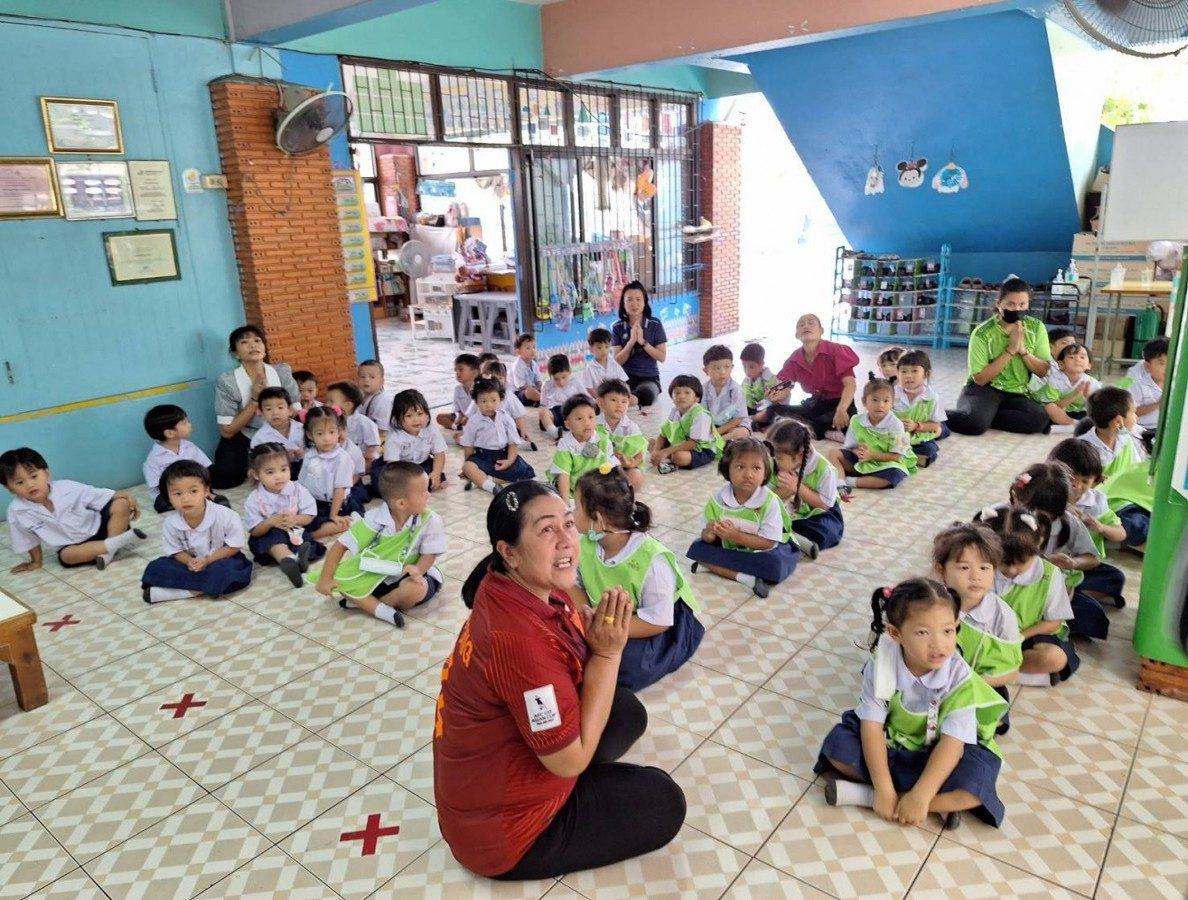 A community lunch with the children, Khlong Toei