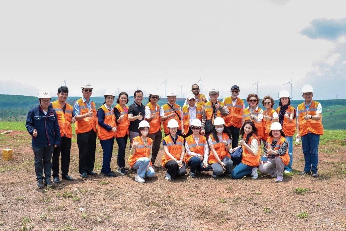 The full visiting delegation among the turbines